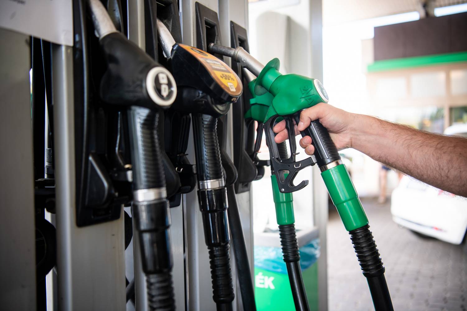 Hétfőn tovább csökken a benzin ára