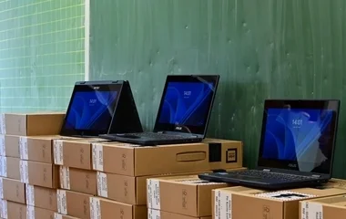 Több száz notebook érkezett a kertvárosi iskolába